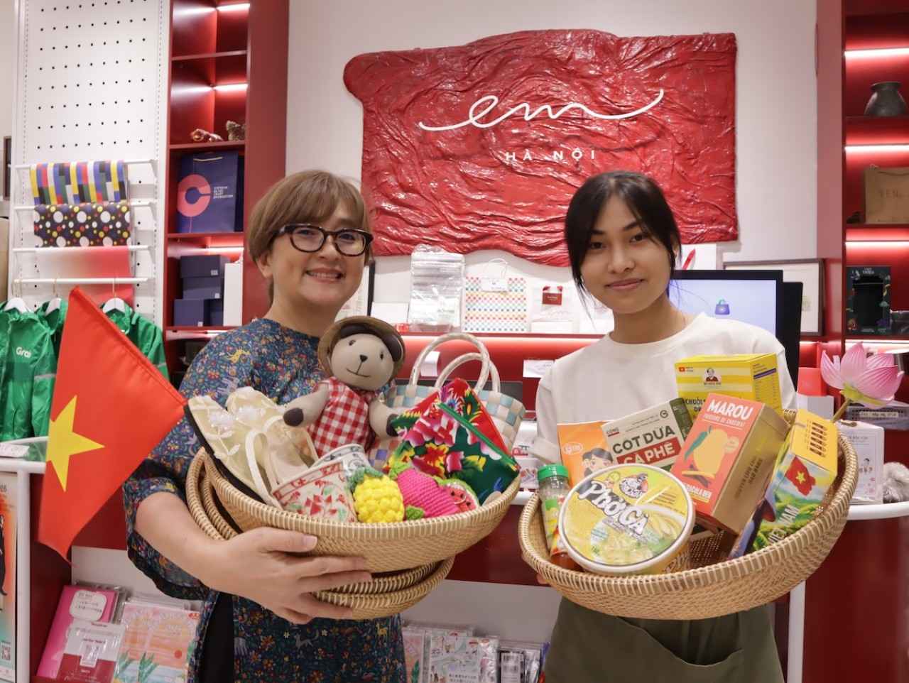 画像2: 日本人オーナーのショップで安心のお土産探し