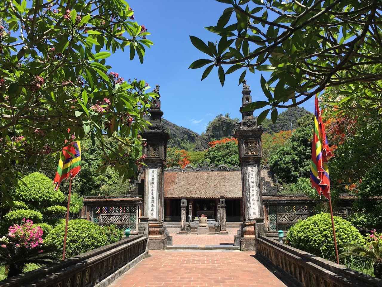 画像: ディン ティエン ホアン寺の墓廟