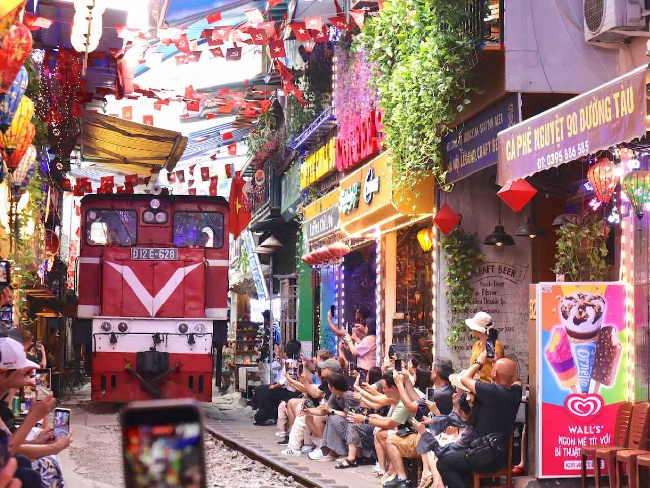 画像2: 人気の「トレインストリート」近くでカフェ休憩