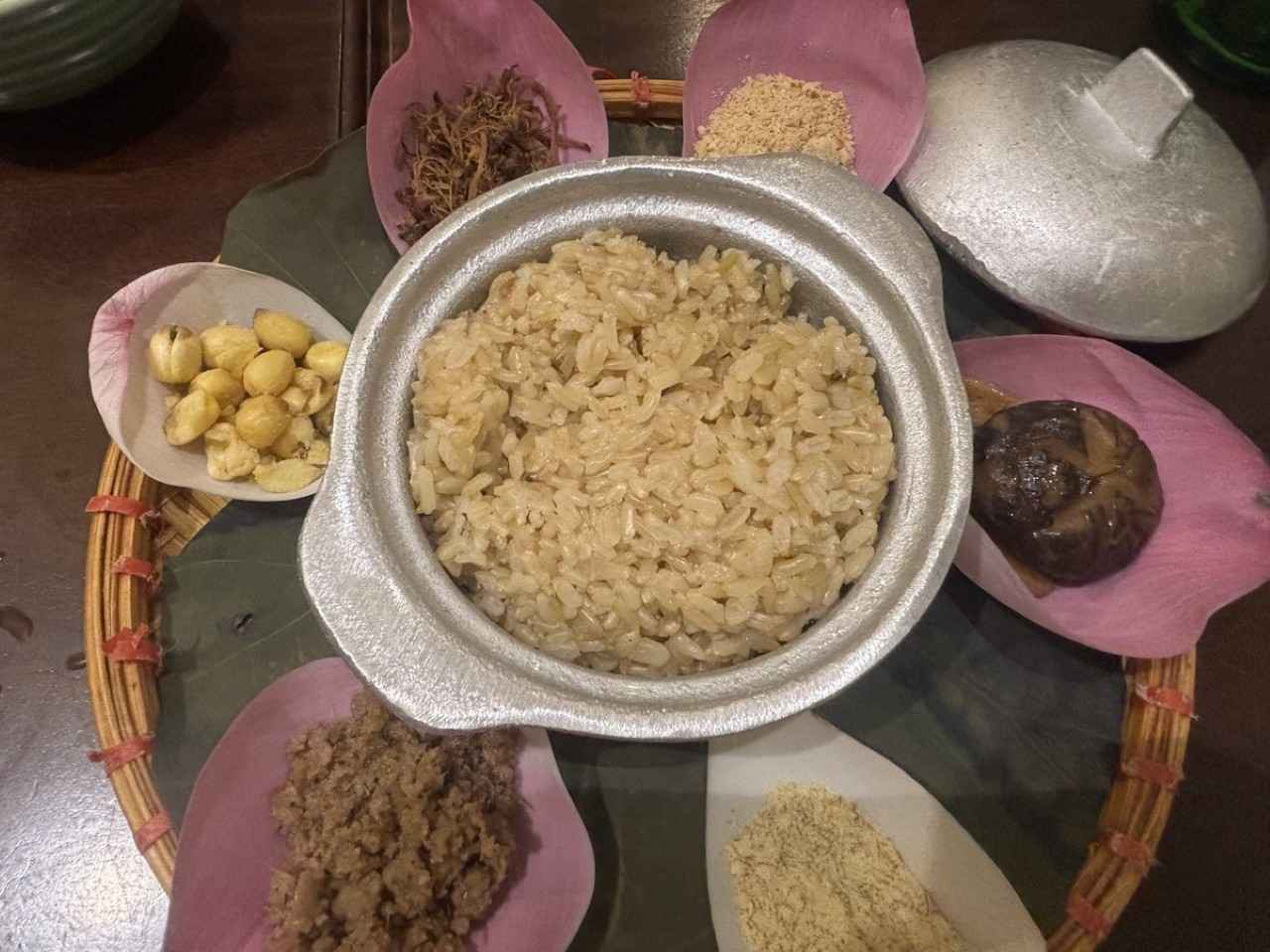 画像4: ハノイに戻り、ディナーは「蓮料理」に舌鼓