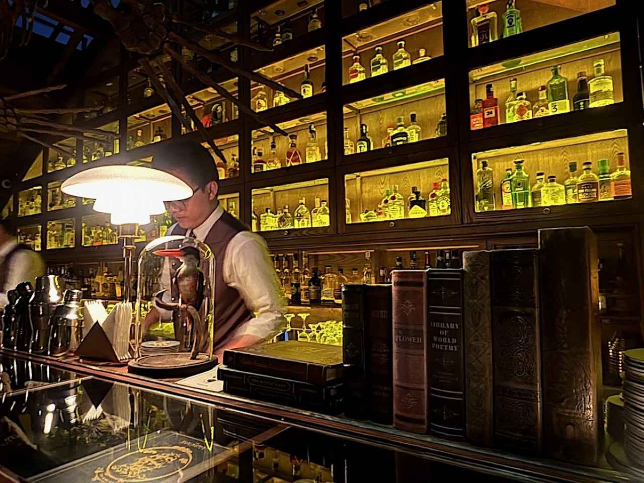 画像1: 博物館のような雰囲気。趣あるバーで夜を締めくくる