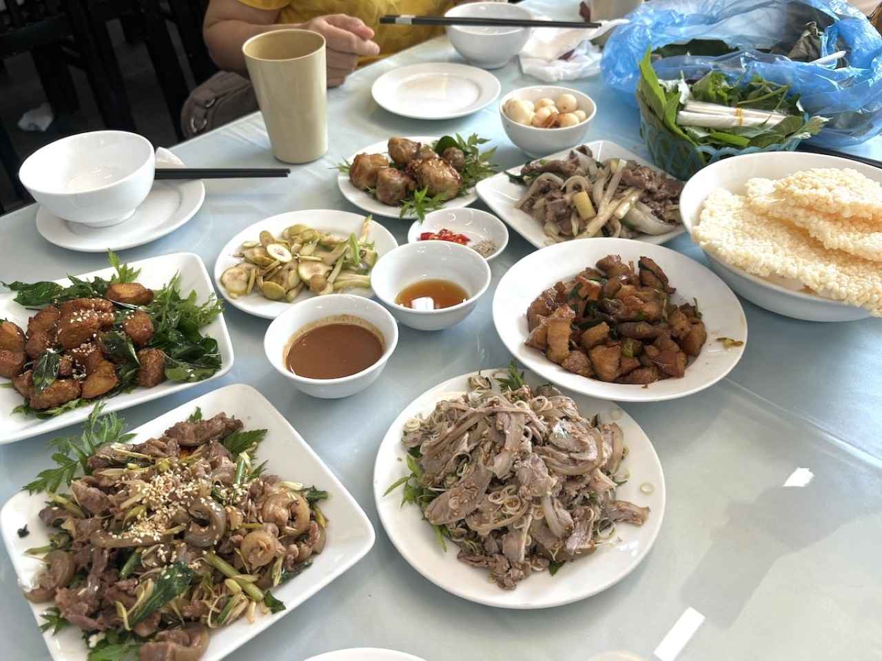 画像: ニンビン名物「ヤギ肉料理」でローカルグルメ体験