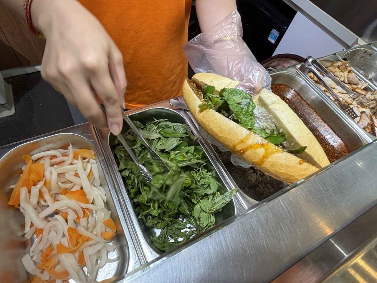 画像1: ベトナムで必食！ランチは本場のバインミーを