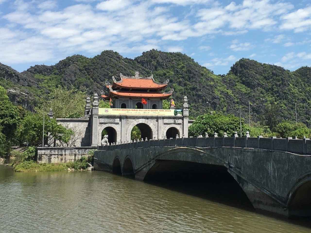 画像: ディン ティエン ホアン寺の門