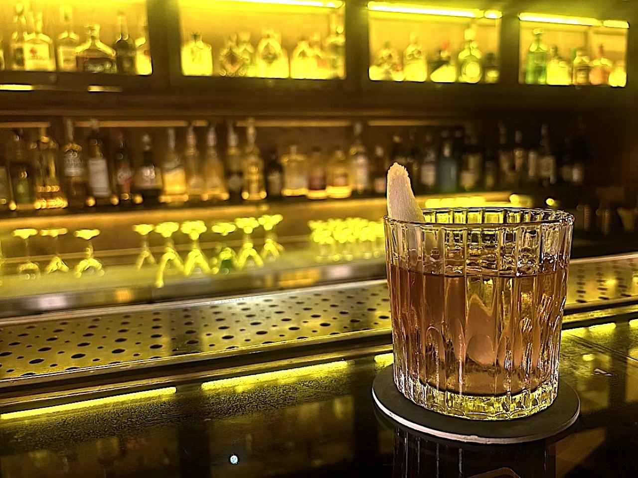 画像3: 博物館のような雰囲気。趣あるバーで夜を締めくくる