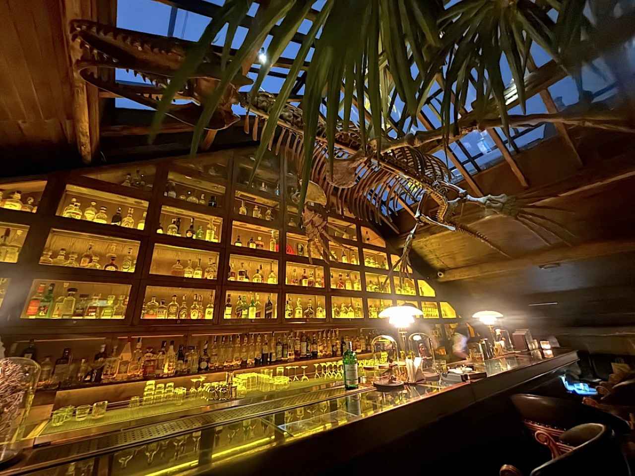 画像2: 博物館のような雰囲気。趣あるバーで夜を締めくくる