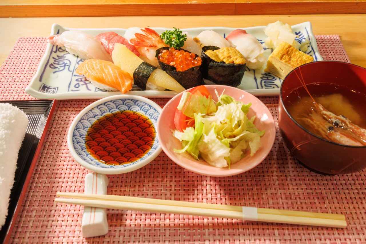 画像3: 「季節料理と蝦夷前鮨・丸喜」で地元の恵みを贅沢に味わう