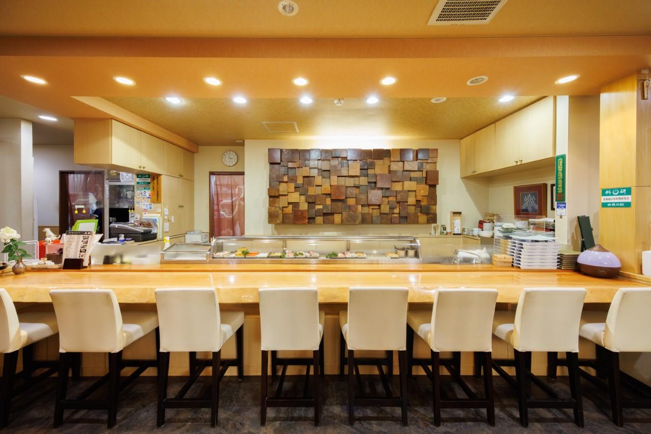 画像2: 「季節料理と蝦夷前鮨・丸喜」で地元の恵みを贅沢に味わう