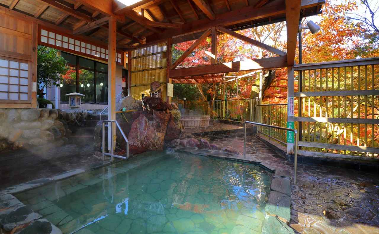 画像1: 秩父温泉 満願の湯｜渓谷と滝を望み、とろとろ硫黄泉を堪能