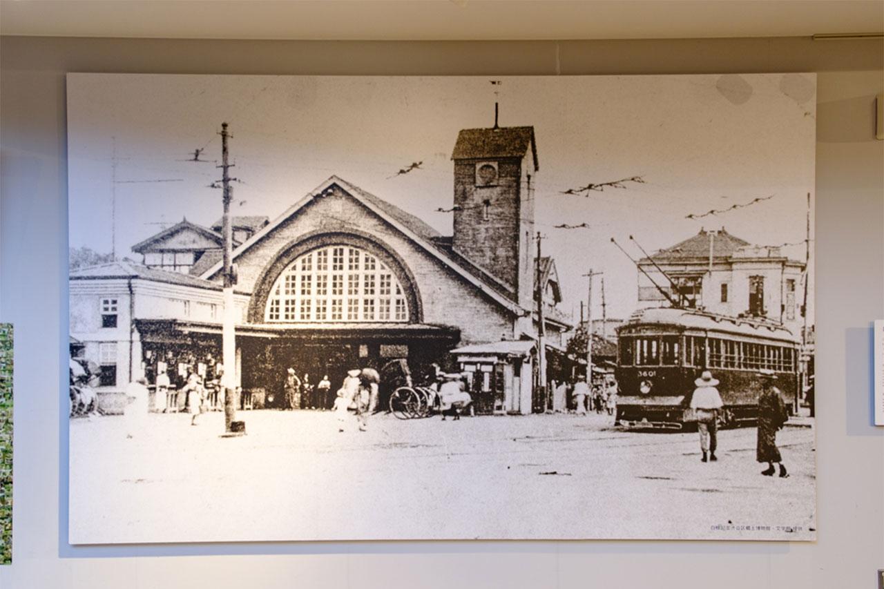 画像: 施設のモデルとなった初代渋谷駅舎。秋田犬を通した渋谷区との交流も盛んに行われている