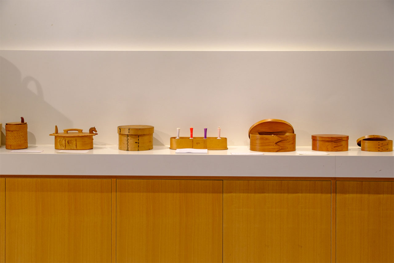 画像: 世界各地の曲げ物も展示。慶信氏が研究のために集めたコレクションの一部