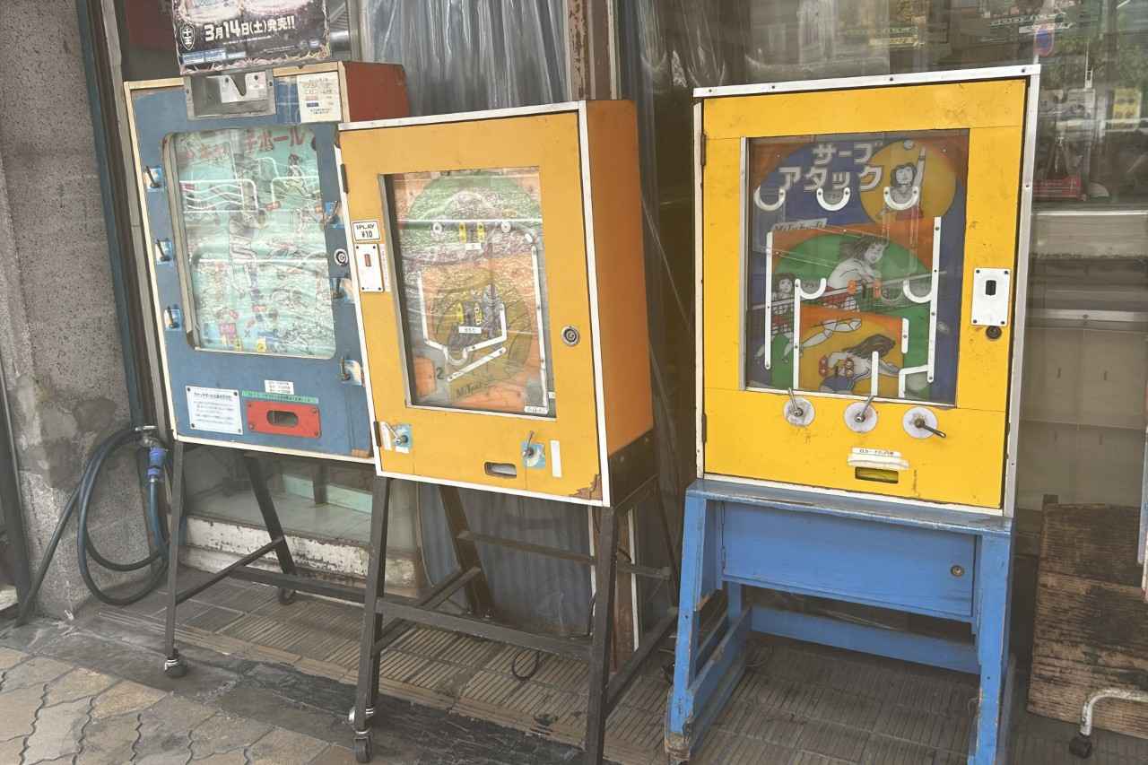 画像: 1947年（昭和22年）から続くおもちゃ屋「トイパークまさみや」の外観。レトロなゲーム機が目を引きます