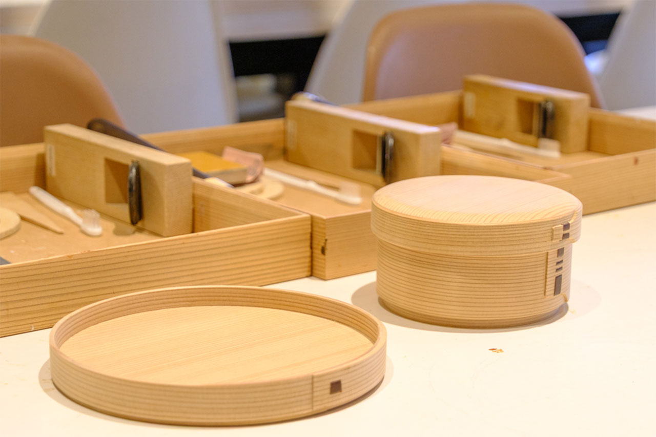 画像: 曲げわっぱの仕組みを学び、自らの手で作る体験メニューは要予約