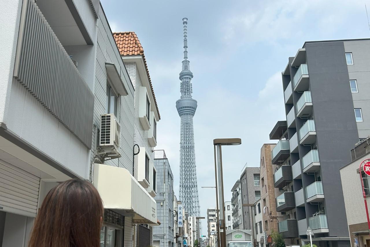 画像1: 12:50 「タワービュー通り」を歩きながらスカイツリーと記念ショット