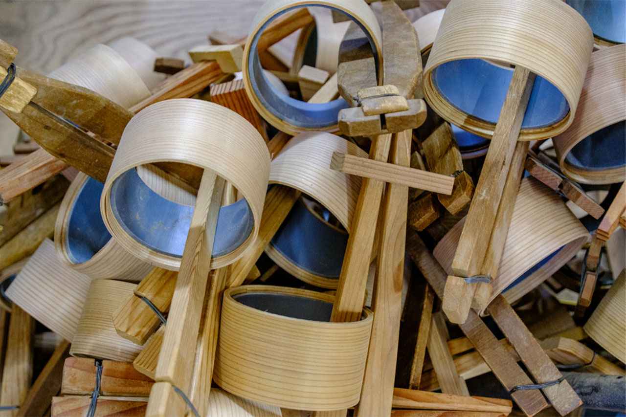 画像: 曲げ加工に使われる木バサも全て手づくり