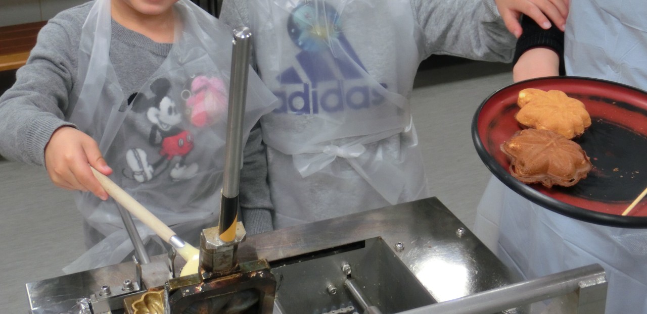 画像2: 焼きたてのもみじ饅頭が楽しめる「やまだ屋 宮島本店」