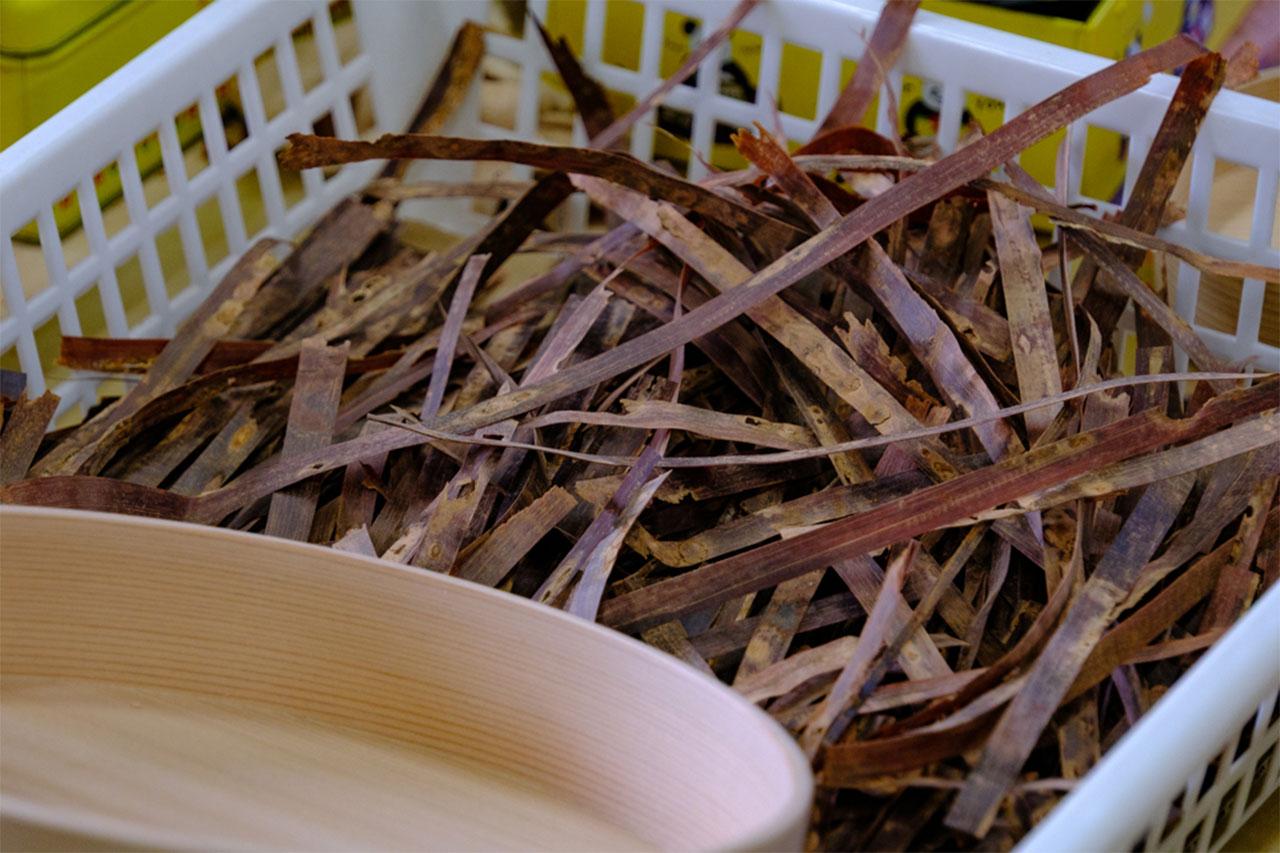 画像: つなぎ目で綴じるのは、山桜の木の皮