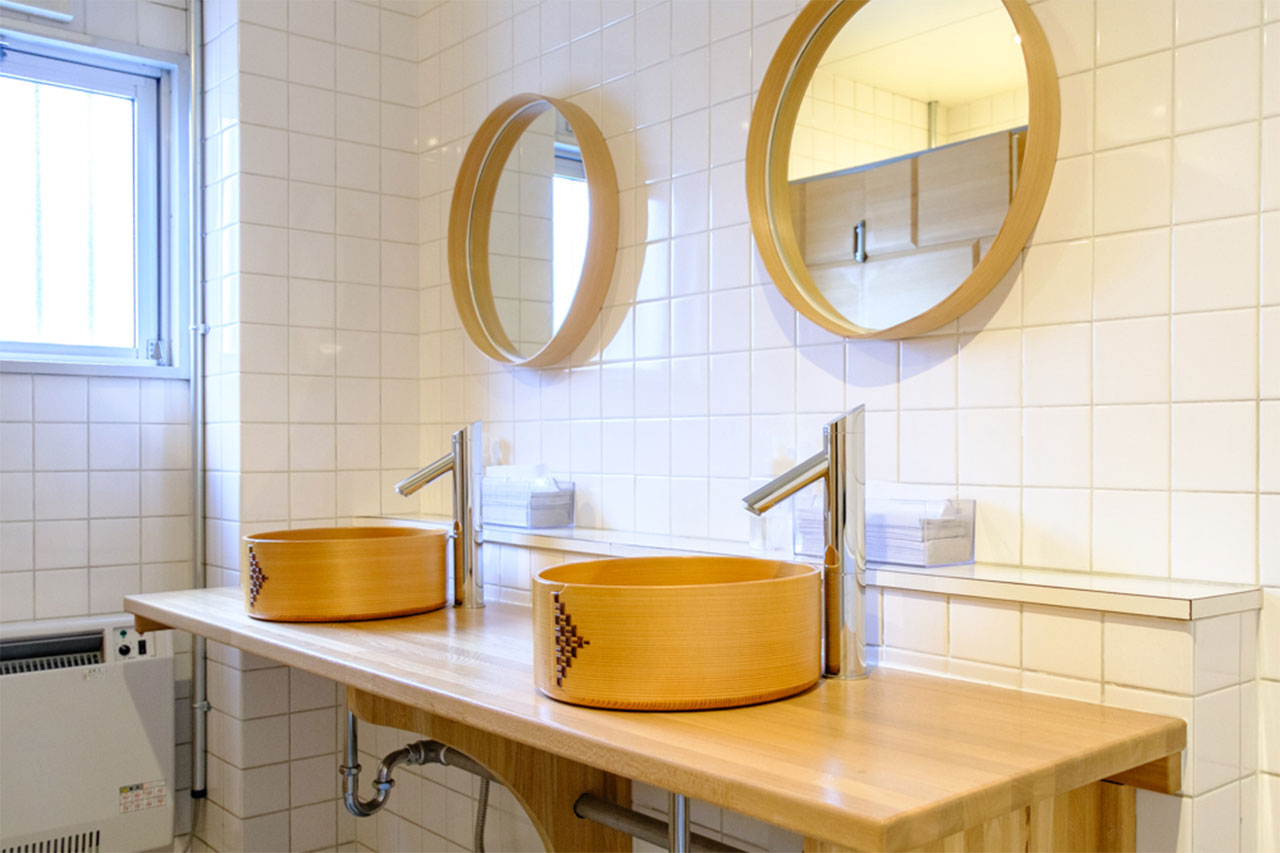 画像: 洗面台や鏡にも曲げわっぱを取り入れた、柴田慶信商店ならではの空間