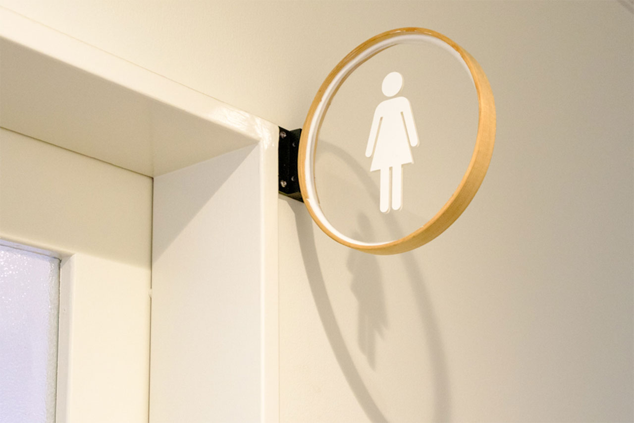 画像: 思わず微笑む、店舗併設のトイレのサインにも曲げわっぱ