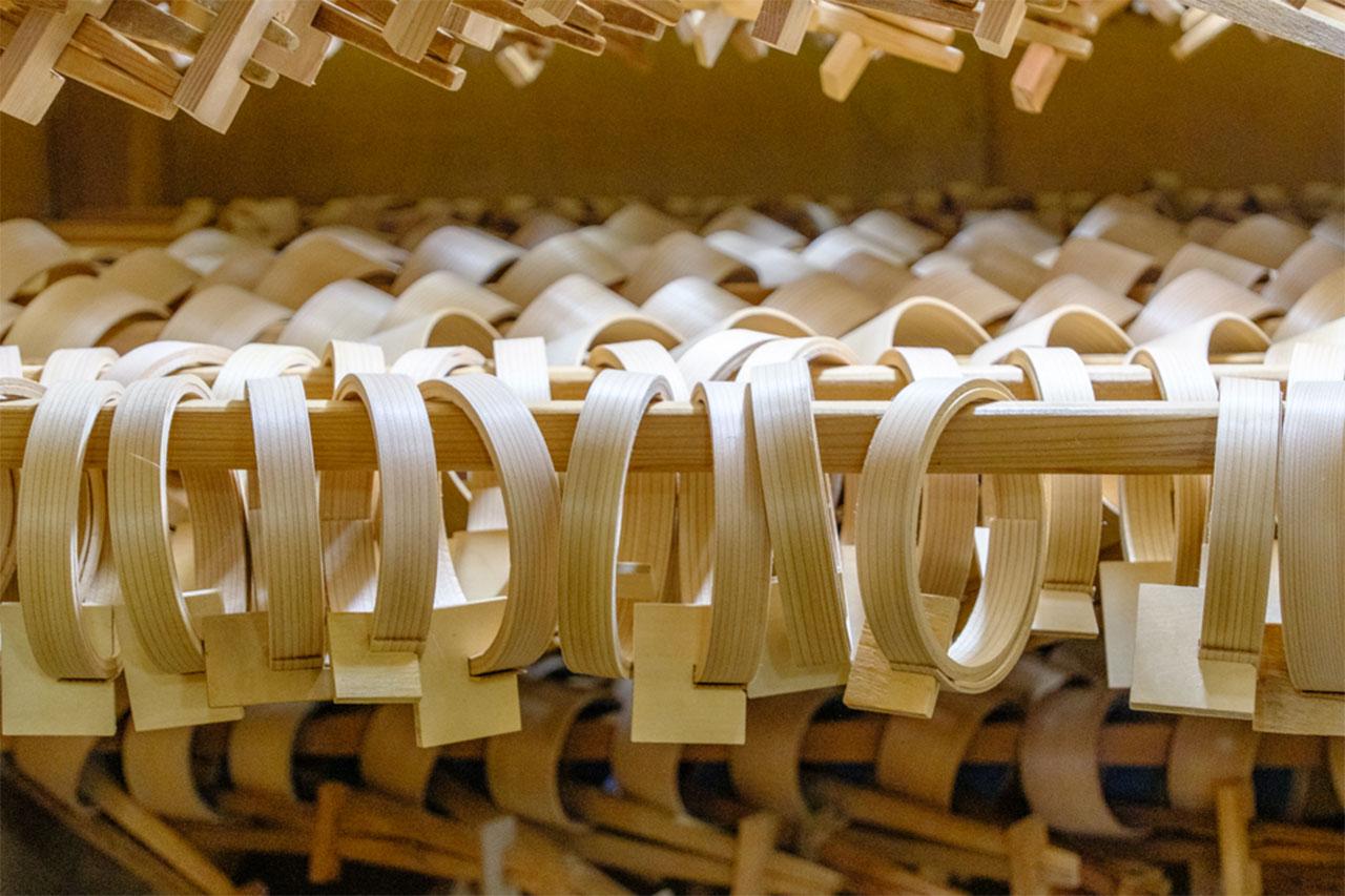 画像: 曲げを定着させるため、1週間から10日乾燥させる