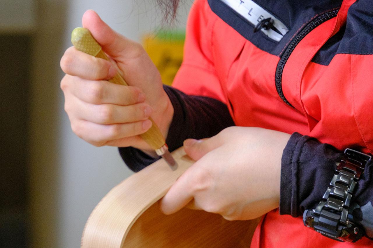 画像: 目通しで切り込みを入れて山桜の木皮で接合部を綴る。ワンポイントとしての役割もある