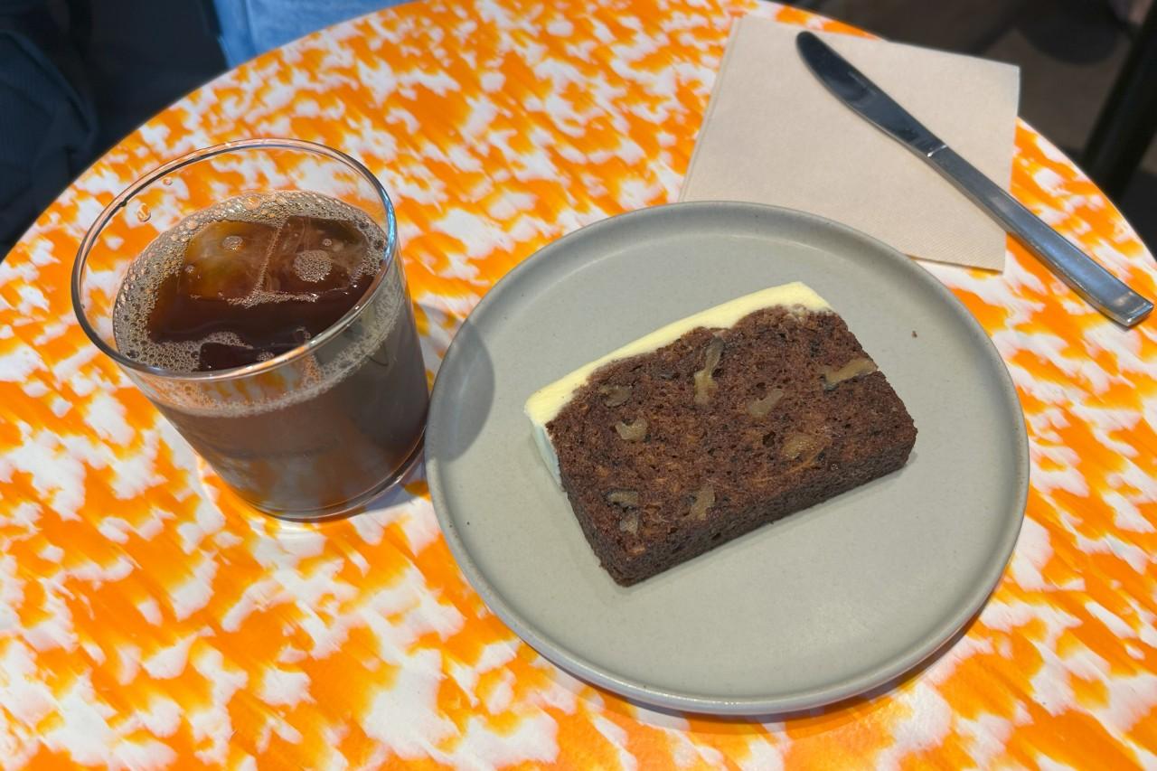 画像: タップコーヒー 550円〜、キャロットケーキ 700円