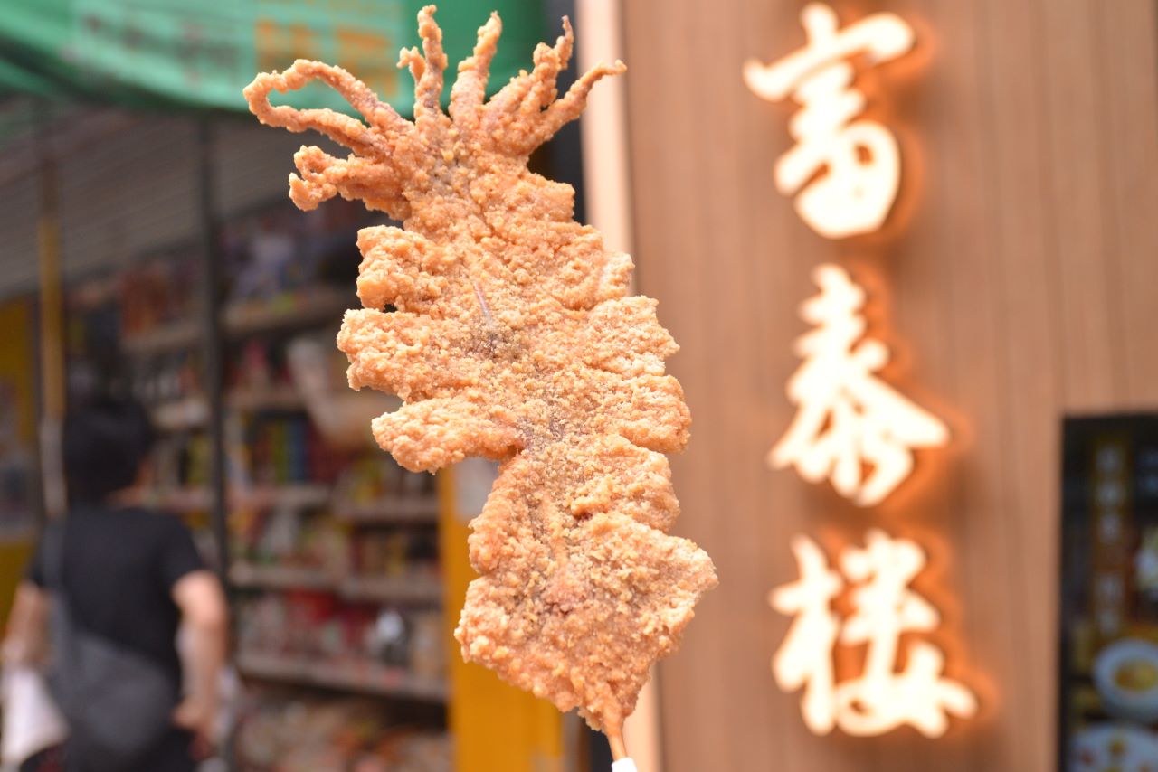 Photo 1: [Whole fried squid] The taste and size are impressive! Enjoy the new generation of night market cuisine at "Futairou"