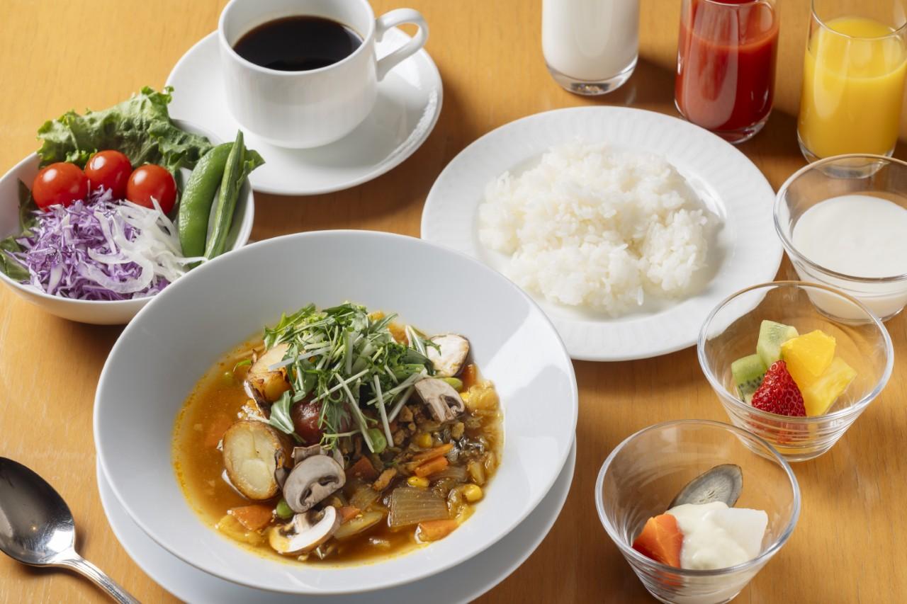 画像: ご飯は和食と同様にプレミアム米を使用。目覚めもすっきりの、ホテル特製スープカレー風セット