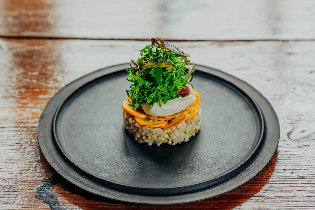 画像: 蕎麦の実のリゾット、真鯛酒蒸し、サラダからし菜アケビ酢サラダ