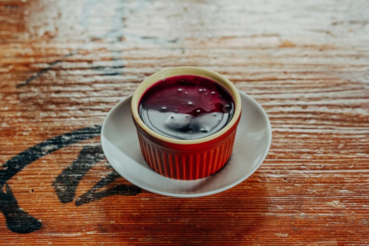 画像: 黒糖ムース、サンカクヅルのソース