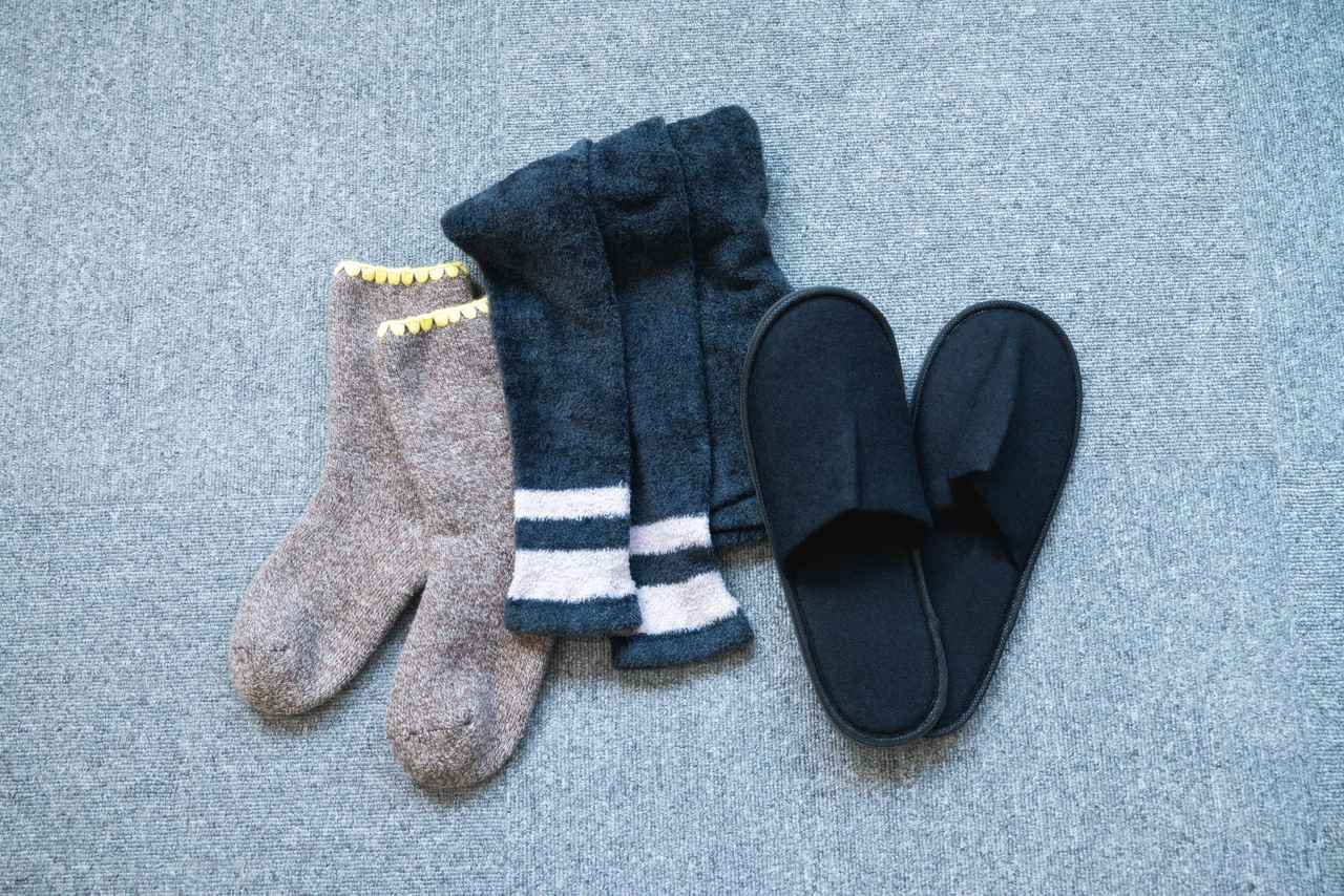 画像: （写真左から）モコモコ靴下・着圧ソックス・スリッパ