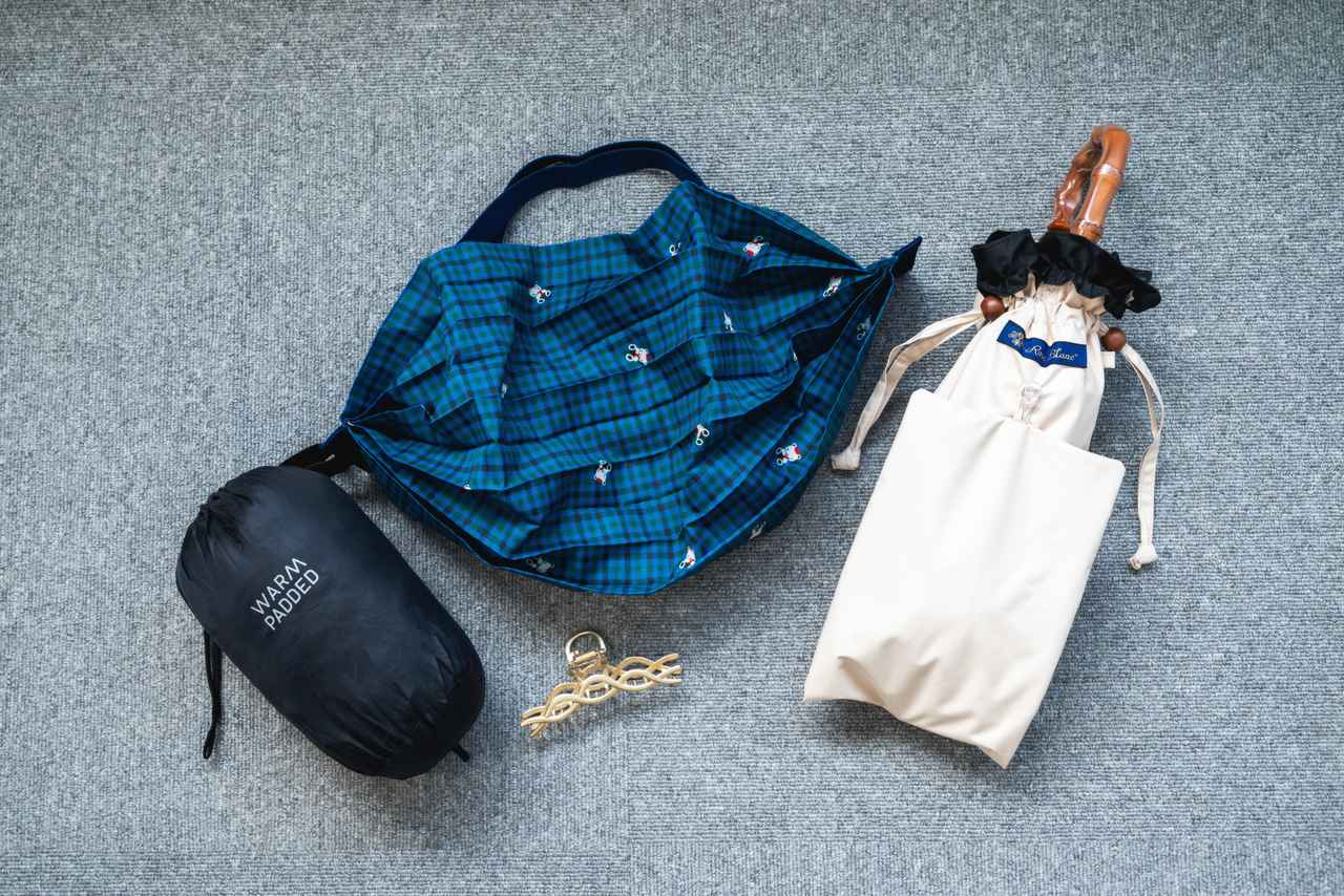 画像: （写真左から）軽量ポケッタブルダウン・ヘアクリップ・エコバッグ・折りたたみ傘