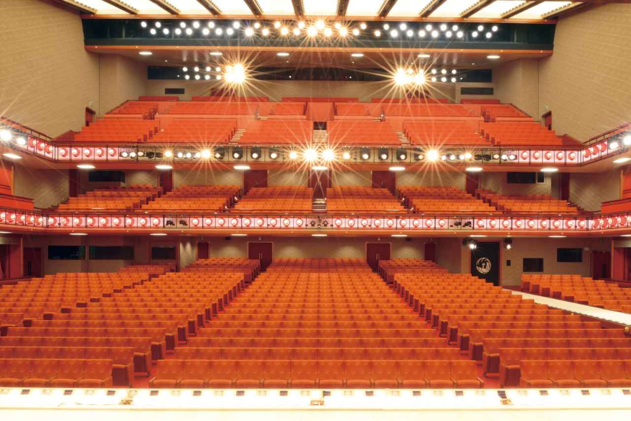 画像: 歌舞伎座の舞台から見た客席（提供：歌舞伎座）