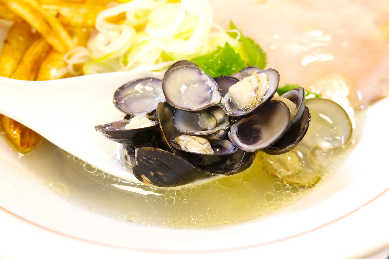 画像7: 体の奥まで染みる宍道湖産のしじみの旨み「らぁ麺 げんてつ」の貝塩らぁ麺