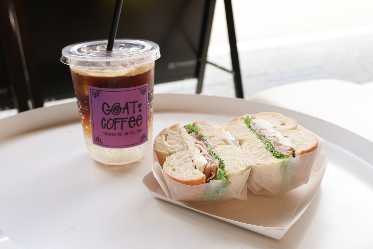 画像: （左）エスプレッソトニック 550円、（右）手作りベーグルサンド550円～