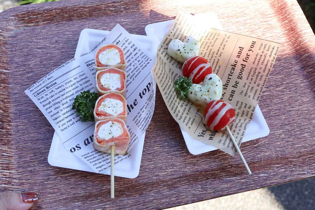 画像: （左）サーモンロール 450円、（右）カプレーゼ 250円