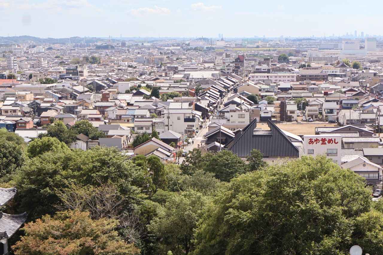 画像: 天守最上階から眺める犬山城下町