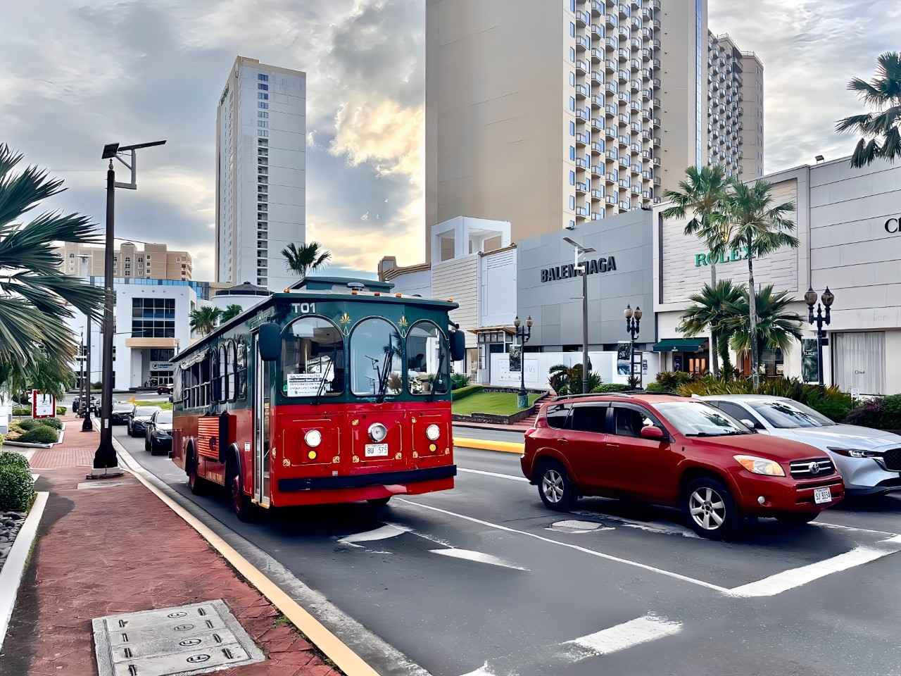 画像: タモン地区を走る赤いシャトルバス