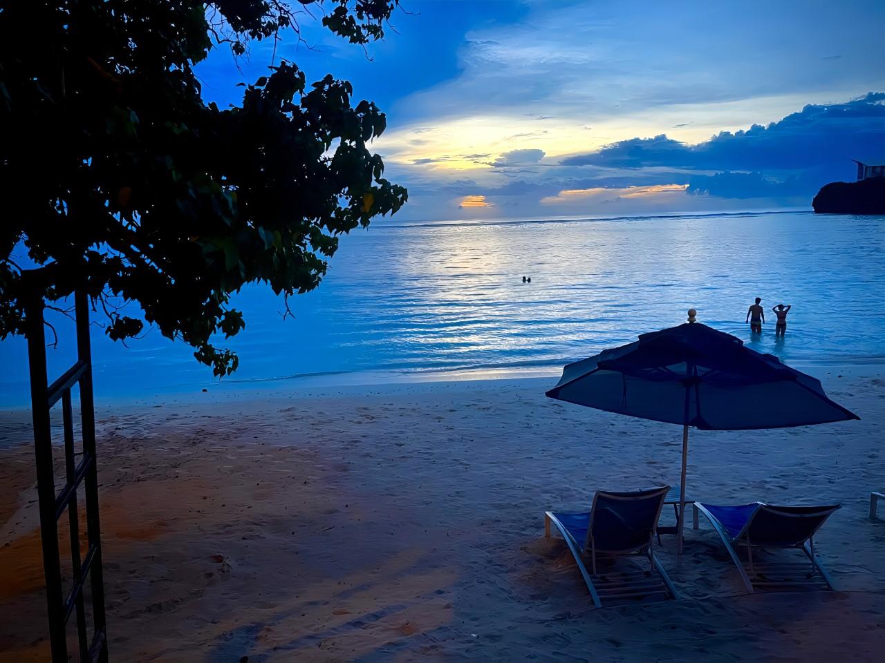 画像: レストランの目の前に広がるタモンビーチ