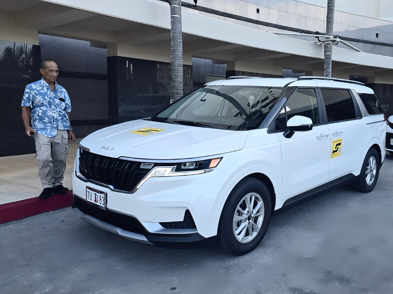 画像: 空港で待機中のストロール 提供：ストロールグアム