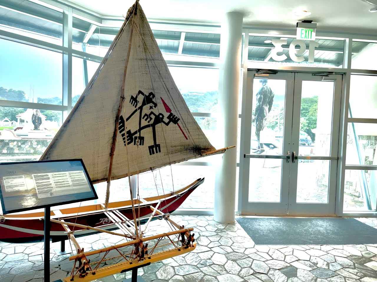 画像: グアムミュージアム入り口近くに展示されているプロア