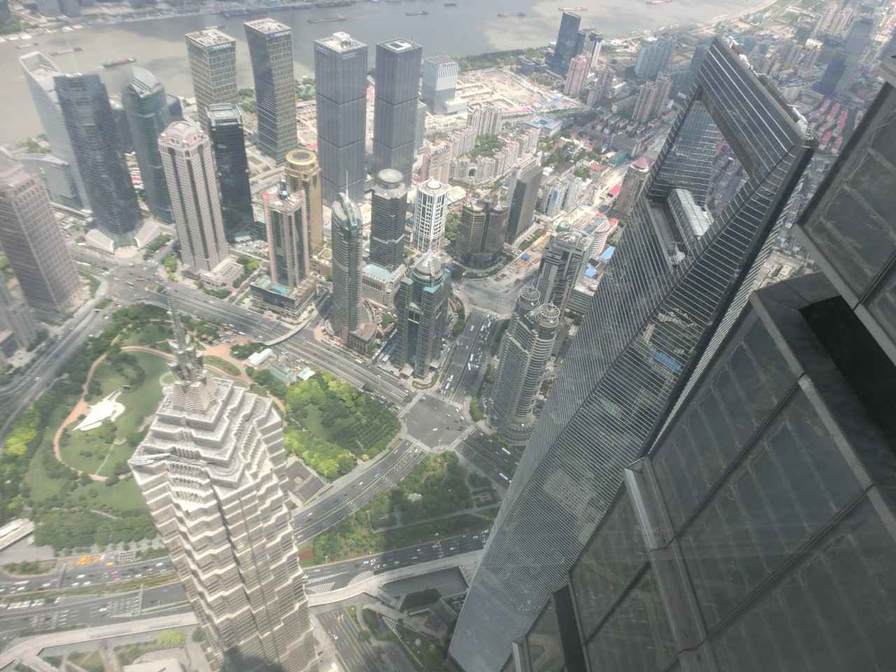 画像: 展望台から足元に見える景色