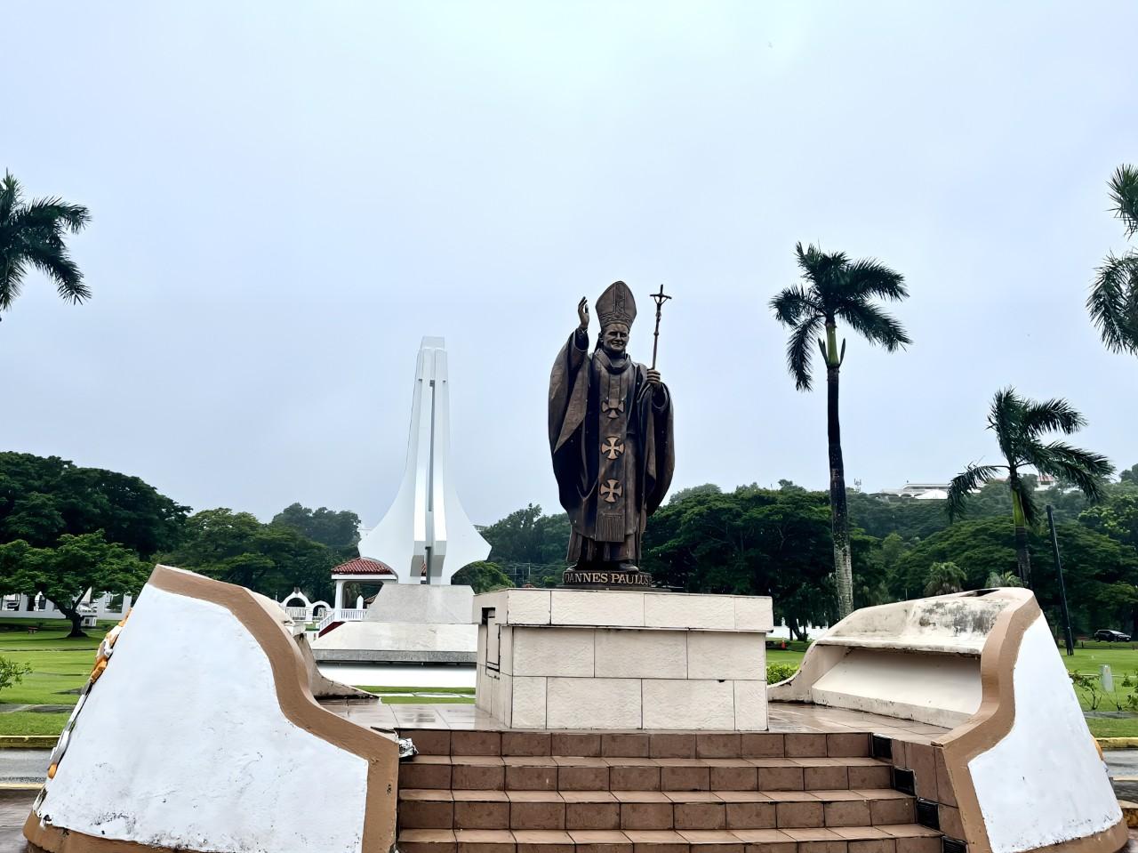 画像: スペイン広場の人気モニュメント、第264代ローマ教皇ヨハネ・パウロ2世（St. Pope John Paul II）の像