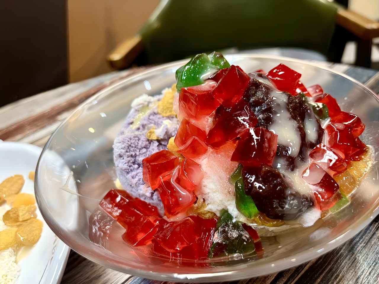 画像: カップに入ったハロハロをお皿の上に出して練乳をかけたもの