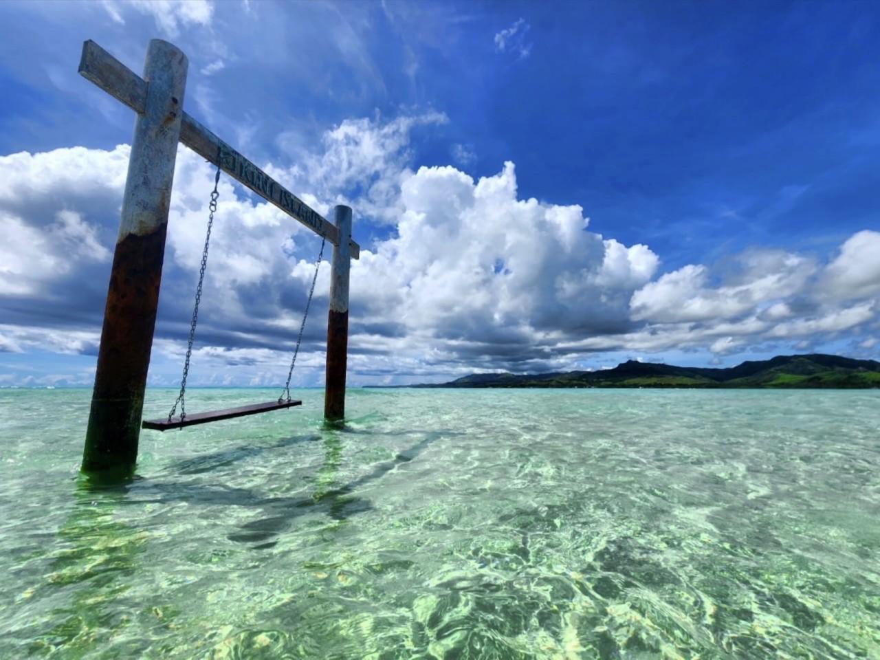 画像: 干潮時に現れる海上ブランコ 提供：Bikini Island Club