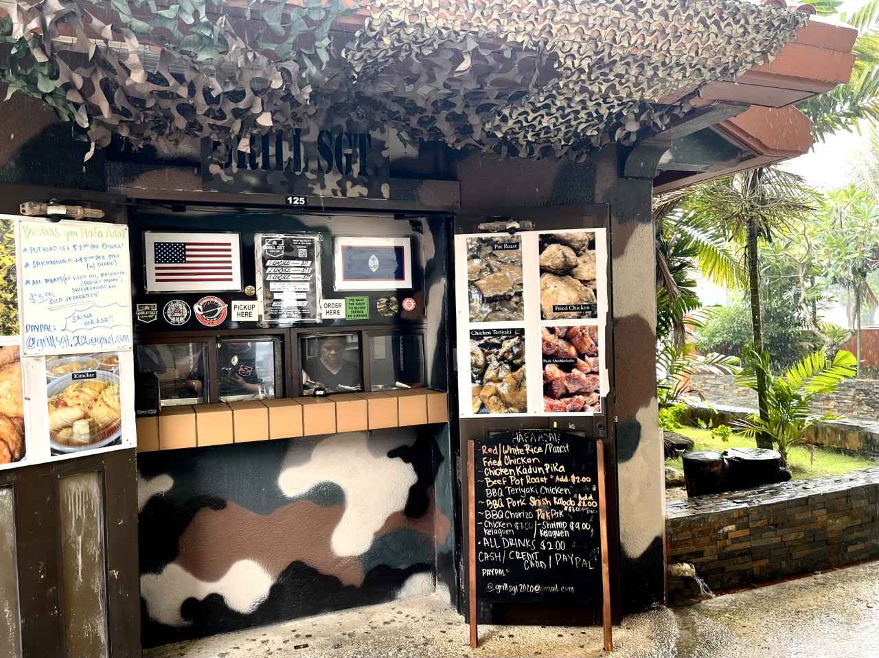 画像: オーナーが米軍に所属していた時の階級「Sergeant（サージェント/軍曹）」がそのまま店名になっています