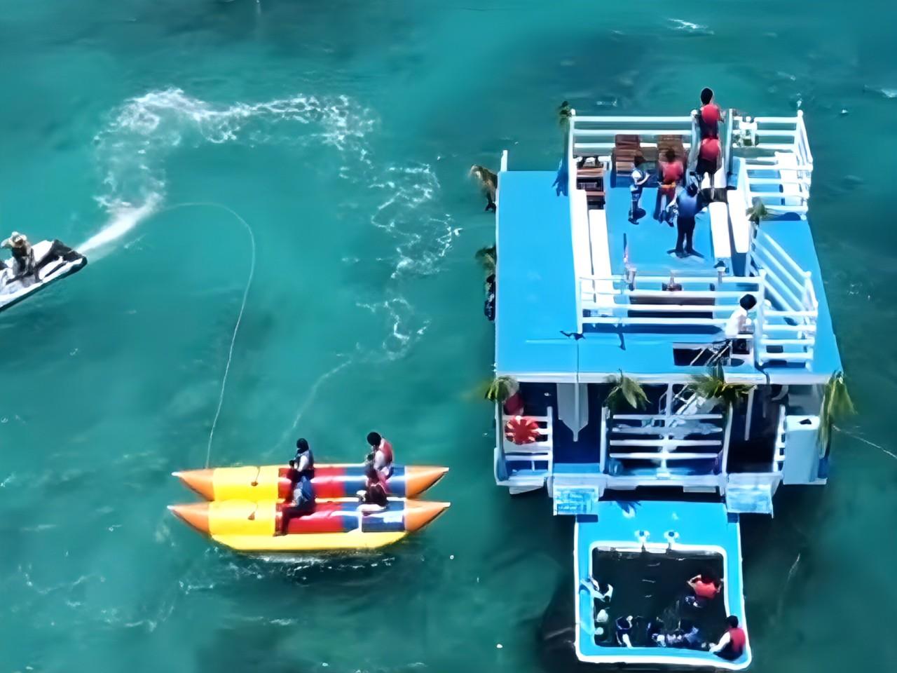 画像: 満潮時はボートからマリンアクティビティに出発 提供：Bikini Island Club