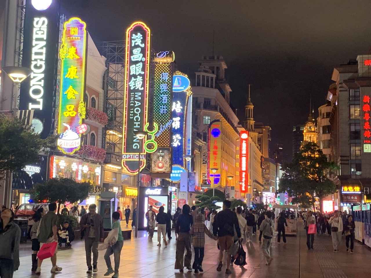 画像1: 上海一の観光街・南京東路で夜散歩