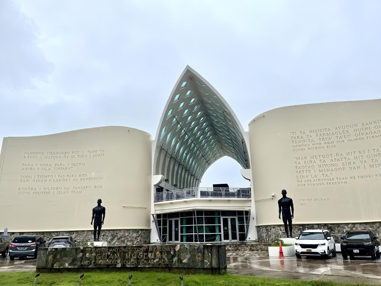 画像: グアムの印章とチャモロの伝統工芸Tinifok Hagon Niyok（ティニーフォック・ハゴン・ニーゾック/ココナッツの葉編み）模様がデザインされたグアムミュージアム正面のアーチ