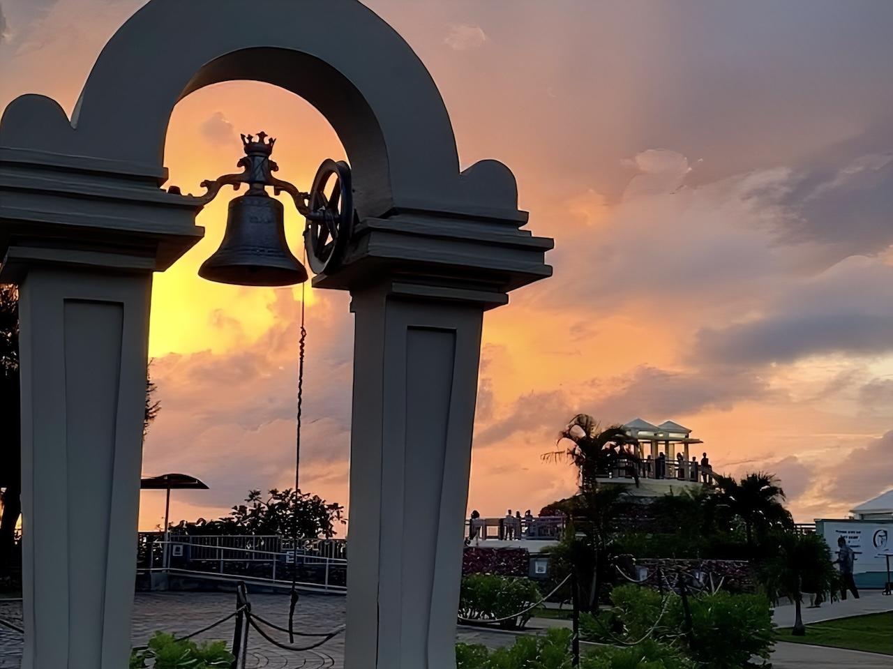 画像: 1989年に伊豆市の恋人岬から贈られたLOVE BELL（愛の鐘） 提供：Puntan Dos Amantes